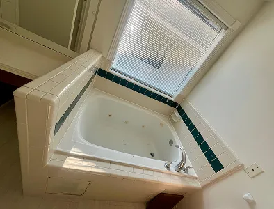 Jeted Tub